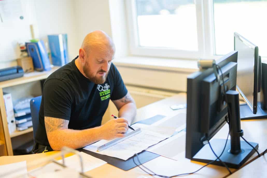 Mand arbejder ved skrivebord
