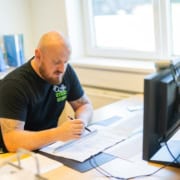 Mand arbejder ved skrivebord
